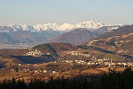 Il versante meridionale dei Sette Comuni e le Piccole Dolomiti sullo sfondo