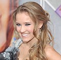 Emily Osment interprète Lilly Truscott.