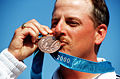 جيمس غرايفز يرتدي الميدالية البرونزية في دورة الألعاب الاولمبية الصيفية لعام 2000، الإصدار الأخير من تصميم قوس النصر.