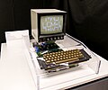 1976年発売のパーソナルコンピュータApple Iとモノクロモニター。