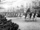 פרשים רוסים רוכבים ברחובות העיר לבוב, צילום מיומן חדשות סובייטי 1939.