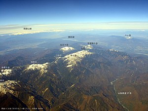 南アルプス上空より見る山梨県道37号南アルプス公園線沿いに早川が流れる。(2006年11月撮影)