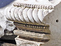 Motivo a corda sul toro superiore e sui tondini tra le due scozie in un frammento di base composita decorata del tempio di Apollo Sosiano a Roma.