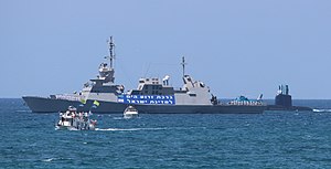 ספינת טילים מדגם סער 5 (ועליה מסוק עטלף) וצוללת מסדרת דולפין במשט חיל הים הישראלי ביום העצמאות ה-70 למדינת ישראל.