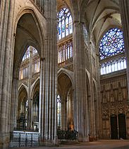 Église abbatiale Saint-Ouen de Rouen. Trois niveaux de verrières dans la nef et le chœur.