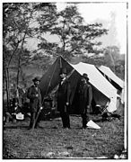 Abraham Lincoln, Allan Pinkerton y John Alexander McClernand visitando el campo de batalla de Antietam en 1862.