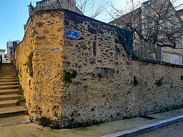 Vestige des fortifications du quartier du Port, à la cale de l'Abreuvoir. Le panneau est orné du blason de Mont-de-Marsan.