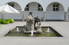 Rossbändiger-Brunnen vor dem Arkadenbau