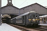 Une rame de voitures ex-État à deux niveaux, attend le départ en gare de Paris-Saint-Lazare le 17/09/1982.