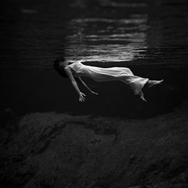 Weeki Wachee Springs est un site touristique naturel, situé à Weeki Wachee, en Floride. Des attractions sous-marines y sont assurées par des femmes depuis 1947, date de cette photographie prise par Toni Frissell.