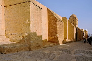 Contrafortes do lado ocidental da Mesquita de Uqba em Kairouan, Tunísia