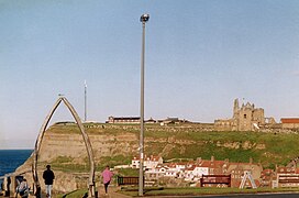 Arco de huesos de ballena en las ruinas.