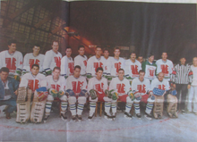 Photographie couleur de l'équipe 1989-1990 d'Épinal sur la glace de Poissompré.