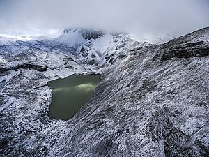 Lake Xeroloutsa on Mount Tymfi after the first snow Φωτο: Piterpanos