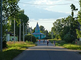 Оредеж, улица и церковь. 2022 год