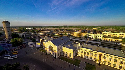 Вид зверху. Центральну частину зображення займає будівля Південного вокзалу. Зліва — водонапірна вежа (1912). На задньому плані — будівлі Полтавського тепловоремотного заводу (праворуч)