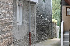 Rue suivant l'ancien tracé de l'enceinte médiévale.