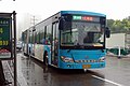 2014年雨中奔驰的103路铰接客车