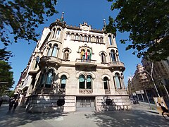 Casa Pérez Samanillo, actual Círculo Ecuestre (1910-1911), de Joan Josep Hervàs.