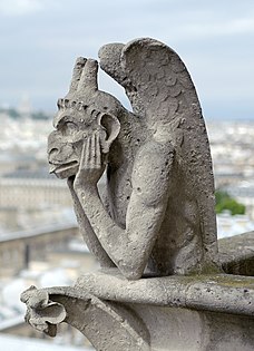 Uma estirge na fachada oeste da Notre-Dame de Paris