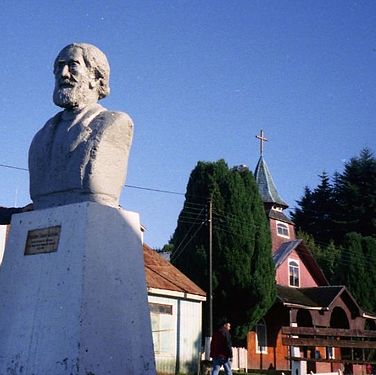 Buste de Francisco Coloane, sur la place de Quemchi.