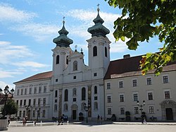 A gimnázium, a templom és a rendház