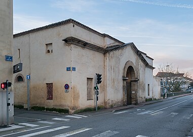 Pont du lycée dans le prolongement des anciennes écuries de la gendarmerie de Mont-de-Marsan, au 4 rue du 8-Mai-1945 à l'angle avec la rue Maubec.