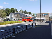 はるひ野駅南口に停車するiバス（2012年9月）。