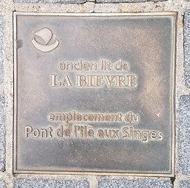 Plaque rappelant le cours de la Bièvre située à ce carrefour.