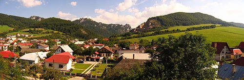 Panoramablick des Ortes mit Bergen des Gebirges Súľovské vrchy im Hintergrund