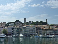 Les façades du quai Saint-Pierre au pied de la colline du Suquet