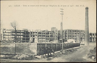 Usine en ciment armé détruite par l'explosion