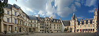 Château de Blois interior façades in Gothic, Renaissance and Classic styles (from right to left).