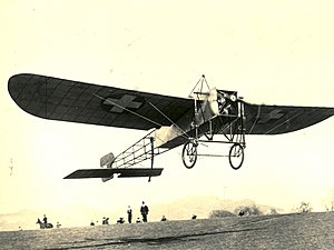 Le 13 juillet 1913, le pilote Oskar Bider est le premier à franchir les Alpes, lors d’un vol de Berne à Milan.