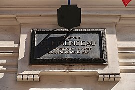 Plaque au fronton : « Ici demeura Clemenceau de 1896 jusqu'à sa mort le 24 novembre 1929 »