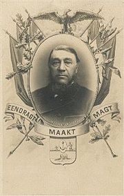 Photo en médaillon de Paul Kruger entouré de drapeaux, surmonté d'une aigle et comportant la devise eendragt maakt magt.