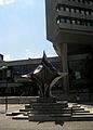 Das Rathaus mit einer Skulptur von Bernd Rosenheim