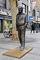 Bronzestatue „Der Spaziergänger“ für den Autor Siegfried Sommer (Blasius) am Roseneck in der Rosenstraße