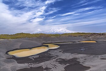 Vista de três estratovulcões (Avatchinski, Koriakski e Kozielski) na península de Kamtchatka, Extremo Oriente Russo (definição 5 760 × 3 840)