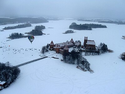 Immagine aerea del castello di Trakai d'inverno.