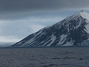 Blick von der False Bay auf den Zagore Beach mit dem dahinter aufragenden Canetti Peak (ganz rechts: Charity-Gletscher)