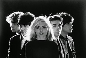 Blondie in 1977. From left to right: Gary Valentine, Clem Burke, Debbie Harry, Chris Stein, Jimmy Destri