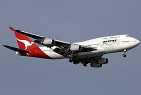 VH-OJH, le Boeing 747-400 de Qantas impliqué, ici à l'aéroport de Singapour-Changi en mai 2009, 10 ans après l'accident