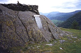 Castle Crag summit with circular stone cairn (no longer present, as of 2024) and war memorial.