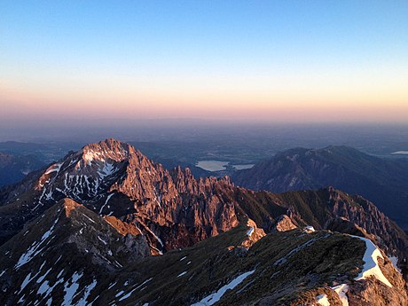 La vista dalla cima, in direzione Sud. Sono visibili la Grignetta, il Lago di Annone, la Pianura Padana e gli Appennini