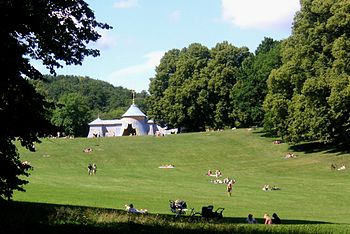 Vänstra bilden visar Hagaparkens pelouse mot väst med ett av Koppartälten i bakgrunden, högra bilden är tagen mot öst med Gustav III:s paviljong nere vid Brunnsviken. Båda fotografierna är tagna sommaren 2007.