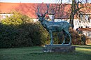 Bronzeskulptur „Stehender Hirsch“, auf dem Anger