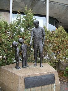 Statue en métal de Jackie et de deux enfants