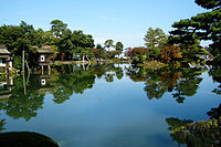 兼六園的徽軫燈籠與霞池