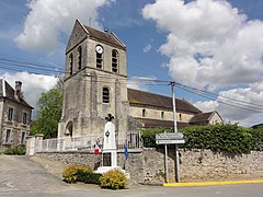 L'église Sainte-Geneviève et le monument aux morts.